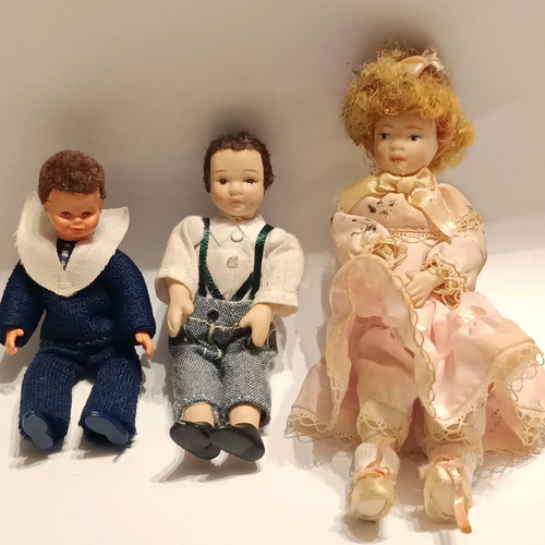 Small items and small dolls used from the Mediterranean house