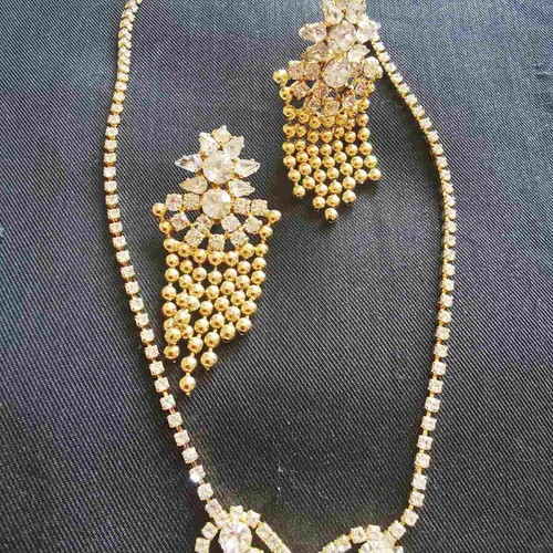 Necklace with white stones, new, yellow color