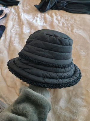 Ugg reversible bucket hat women’s size L/Xl new black