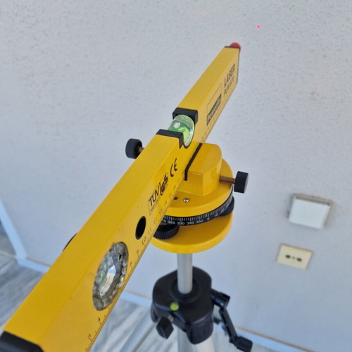 Powerfix PLW 670 Laser Level with Adjustable Aluminum Tripod like new