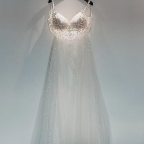 Demetrios wedding dress like new, romantic and boho style, size M