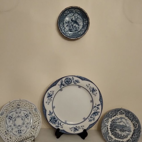 Porcelain wall decoration set of 4 plates like new
