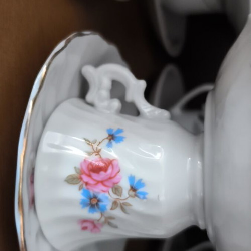 Set of 6 vintage coffee cups with floral and gold detail