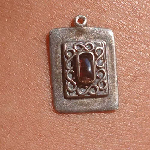 925 silver pendant with garnet