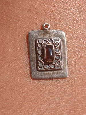 925 silver pendant with garnet
