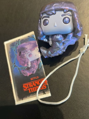 Stranger Things Kinder Joy VC284 figure with tag and cord