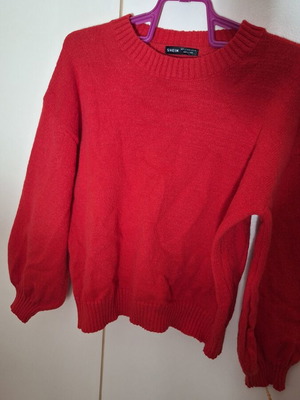 Red knitted sweater used, size L