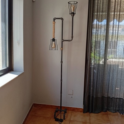Floor lamp like new, modern industrial metal design