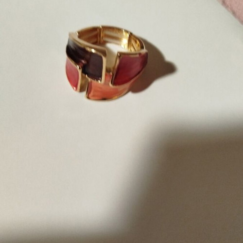 Faux ring with intricate designs in pink and burgundy shades new