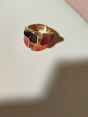Faux ring with intricate designs in pink and burgundy shades new