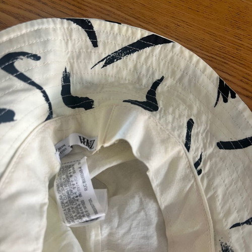 Zara bucket hat size L like new beige and black