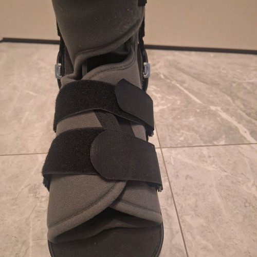 Ankle brace boot like new, size L with inflatable cushions