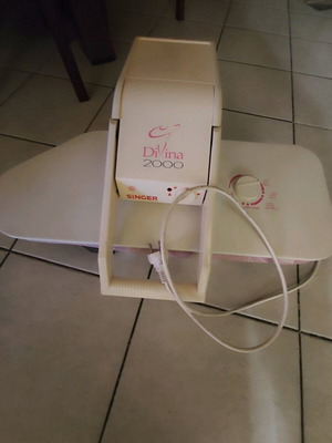 Singer Divina 2000 Ironing Press like new