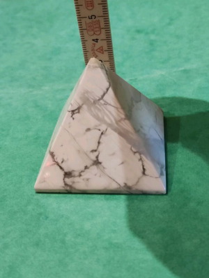 Howlith pyramid new