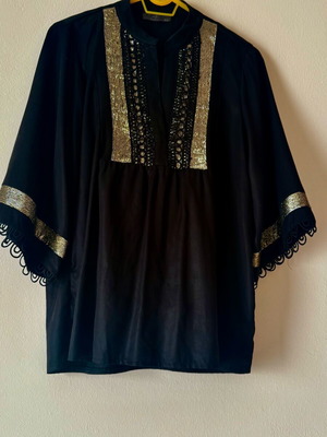 Black NEMA set like new with gold details