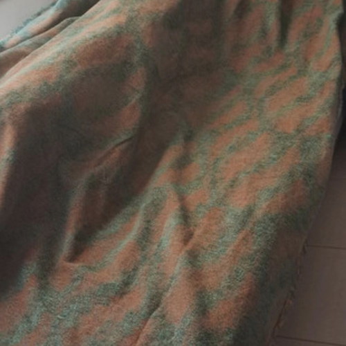 Throws and 3 pillows like new for two- and three-seater sofa