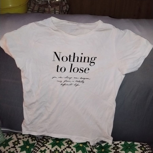 Λευκό γυναικείο T-shirt με κλασική γραμμή και στάμπα "Nothing to lose"