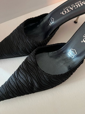 Migato Vintage leather Y2K black pumps like new