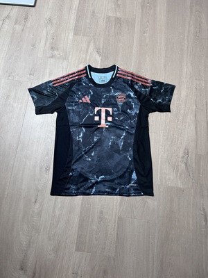 Bayern München football jersey