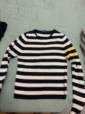 Zara cropped short sweater, black and white
