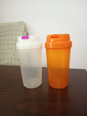 Shakers pack of 2 like new