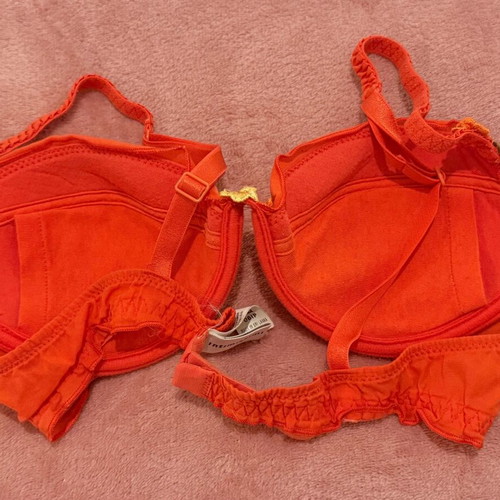 Intimissimi bra 65B coral with embroidered flowers like new