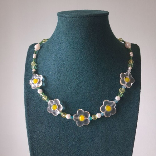 Daisy necklace like new, multicolored with green details