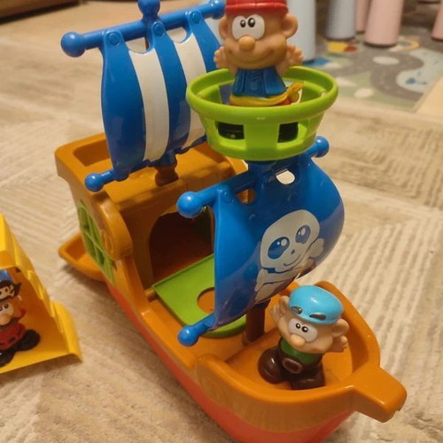 Kiddieland Pirate Ship & Hideout like new with sound effects and figures