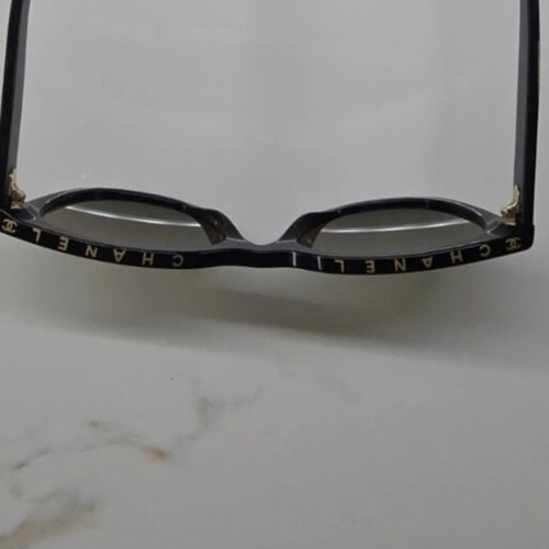 Chanel sunglasses with gold mirror lenses like new, black