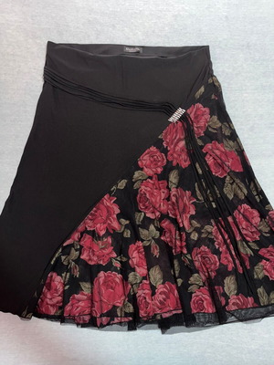 Black skirt with rose pattern like new, size XXXL