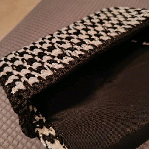 Handmade knitted Pie de poule wrist bag new, black-white