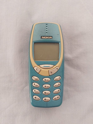 Nokia 3310 mobile phone for parts or collectors