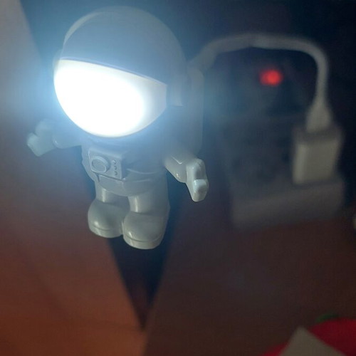Astronaut night light with USB 2.0 plug