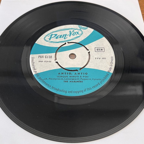 The Mariners 45 used vinyl record Den Kaneis Pia Gia Mena