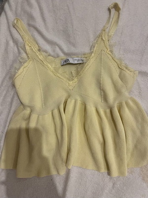 Zara knitted top size medium like new, yellow