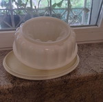 Tupperware mold with tray and lid for jelly and pilaf
