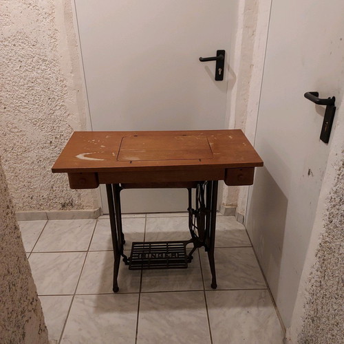 Singer sewing machine used in excellent condition