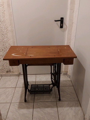 Singer sewing machine used in excellent condition