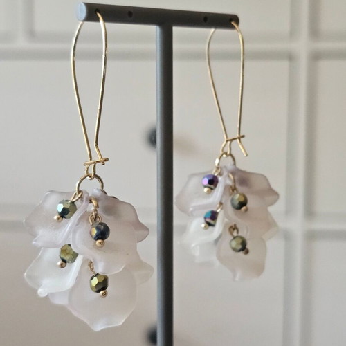 Dangling flower earrings like new with color-shifting beads