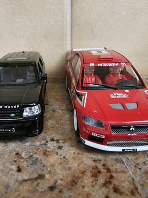Hornby miniature car set Mitsubishi Lancer WRC and Range Rover Sport like new