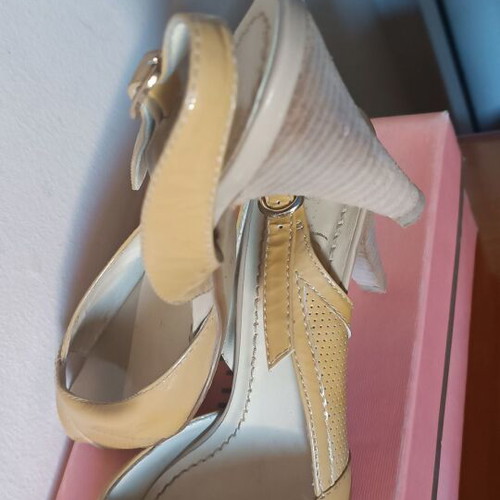 Esthissis sandals used, handmade no 39, beige patent leather