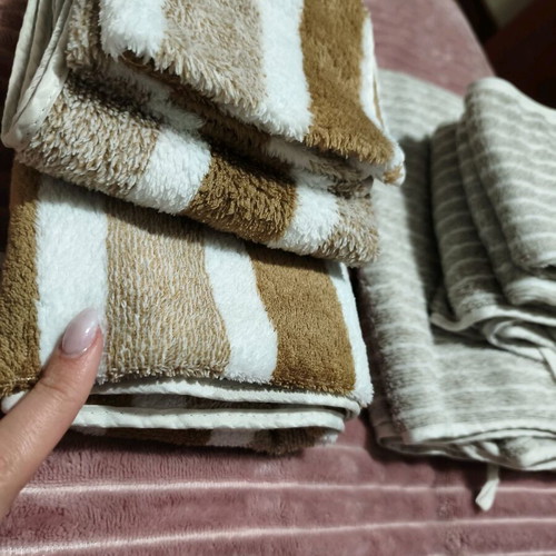 Microfiber towel set like new, 4 face, 2 hand, 2 body towels