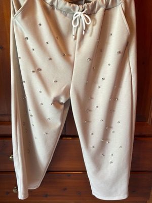 Pants used with elastic waist, one size fits many