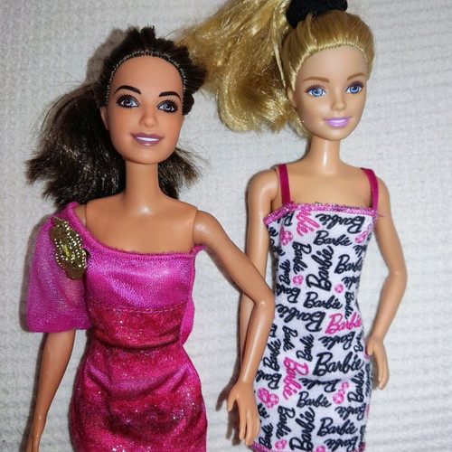 Barbie dolls pack of 2 like new