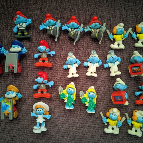 Kinder Surprise Smurfs figures used