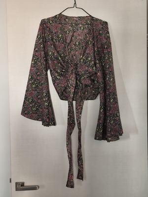 Boho wrap blouse with bell sleeves and tie, like new, multicolor