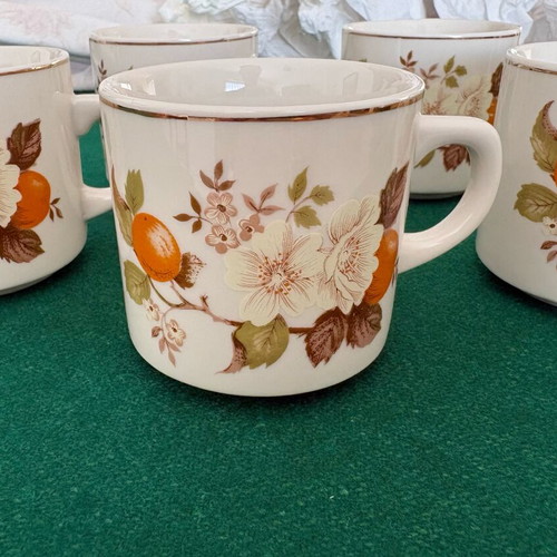 Porcelain cups set of 5 with floral decoration, like new