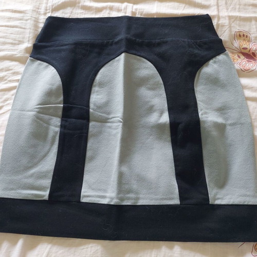 Fitted skirt like new, gray and black, size S/M