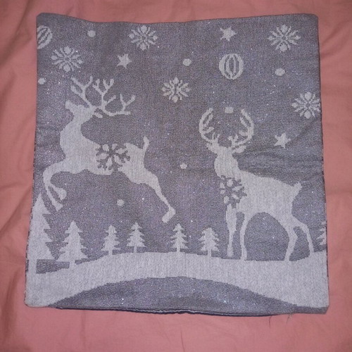 Christmas pillow covers like new, pack of 6