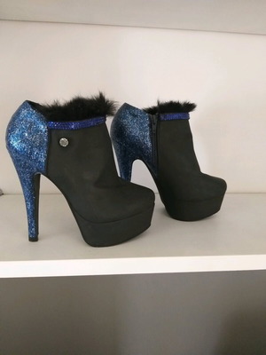 Women's ankle boots like new black with electric blue, decorated with Swarovski stones and fine fur
